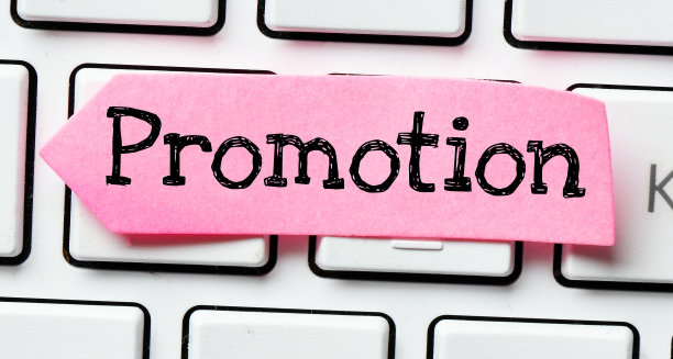 键盘上放着一张粉红色的促销纸。图片下载