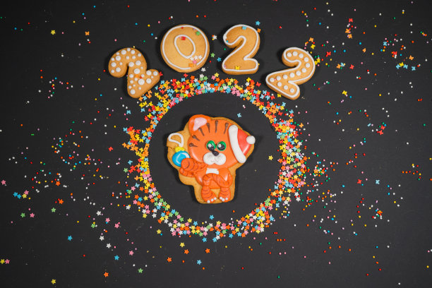 圣诞背景姜饼在黑暗的表面。假期心情卡。俯视图，复制空间。家庭传统，DIY，庆祝概念。节日背景与自制姜饼饼干。图片下载