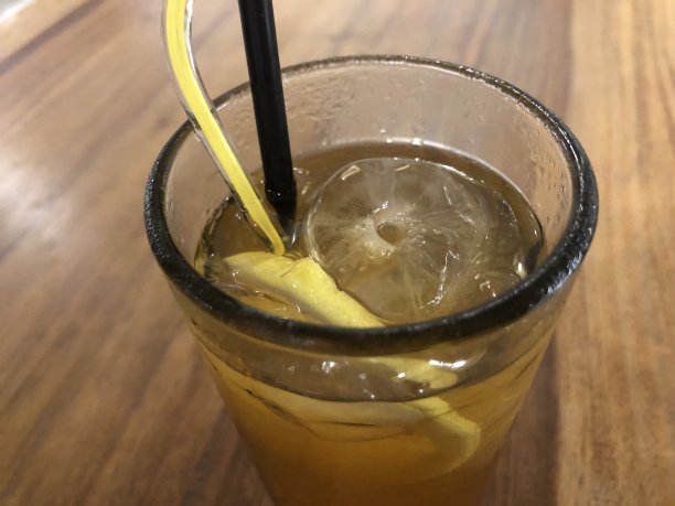 一杯柠檬冰茶准备好享用了图片下载