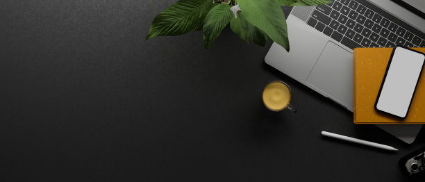 模拟空间在现代黑色工作桌上与电子设备和配件图片下载