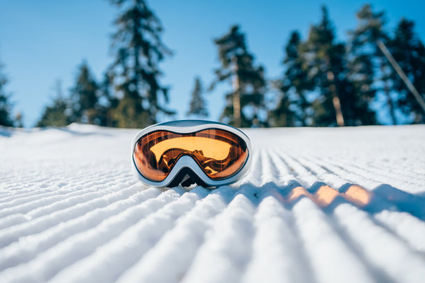 山上雪地上的滑雪护目镜。图片下载