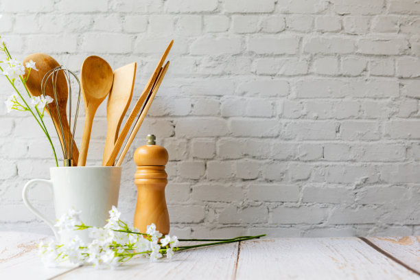 厨房工具和厨具的餐具对象在厨房架子木白色的健康饮食和保健生活。图片下载