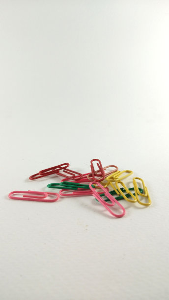 回形针叠在白色背景上图片下载