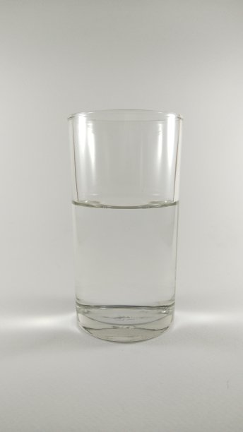 白色背景下一杯清澈的水的照片图片下载