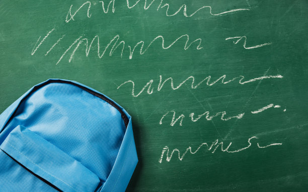 书包书包在一块绿色的黑板上图片下载