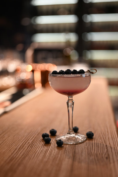 经典鸡尾酒，蓝莓装饰在餐厅的吧台上图片下载