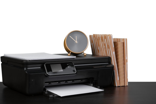 带激光打印机的办公桌和白色背景下的书图片下载