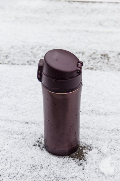 冬季雪桌上的保温杯图片下载