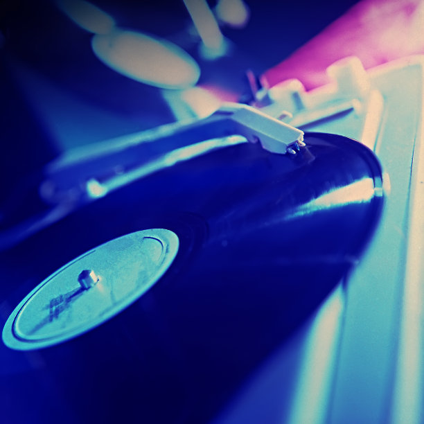 模糊的背景，旧的黑胶唱片和播放器。图片下载