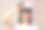 一名女子摘下虚拟现实眼镜，看着镜头笑了起来。图片下载