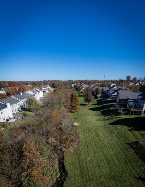 在肯塔基州列克星敦，一条小溪在社区房屋之间流淌图片下载