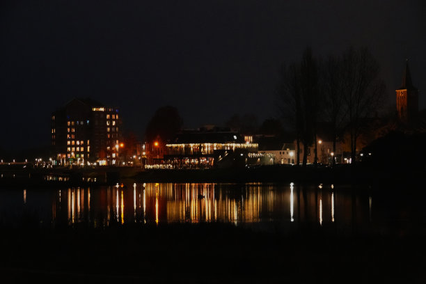 夜晚的荷兰小镇。图片下载