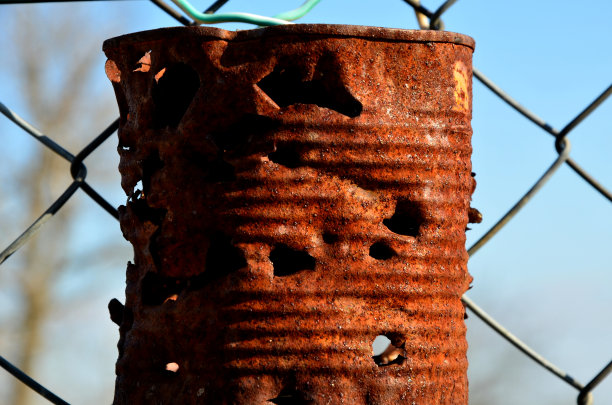 装在铁丝网上的锡罐。它覆盖了很多地方，而且都生锈了。家用射击场气手枪。后花园的警察训练场图片下载