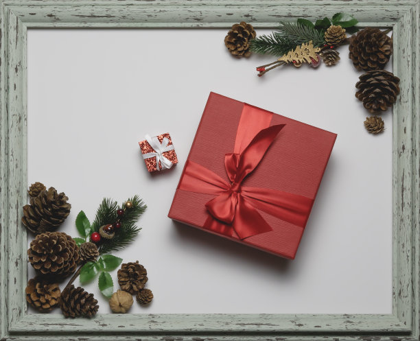 节日图片与礼品盒上的白色背景在一个装饰框架。圣诞贺卡。平铺的构图具有优雅的新年属性。图片下载