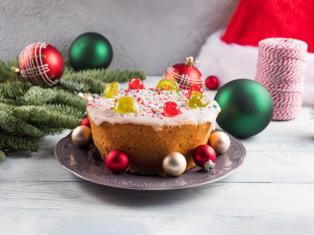 甜蜜的圣诞蛋糕与圣诞装饰和灯图片下载