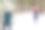 男孩和女孩一起玩雪球。有趣的孩子在冬季公园打雪仗，时间在户外。冬天下雪的森林。寒冷的霜冻天气。渐变。兄弟姐妹。冬天孩子们的游戏。提高手图片下载