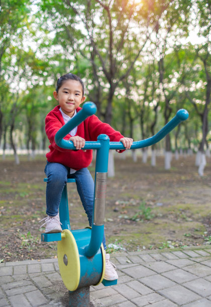 健身器材上的小女孩图片下载