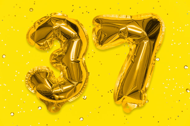 气球上的数字是用金箔做的，数字37在黄色的背景上有亮片。图片下载