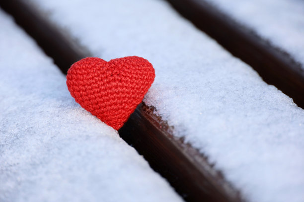 爱情的心在雪地里的木凳上图片下载