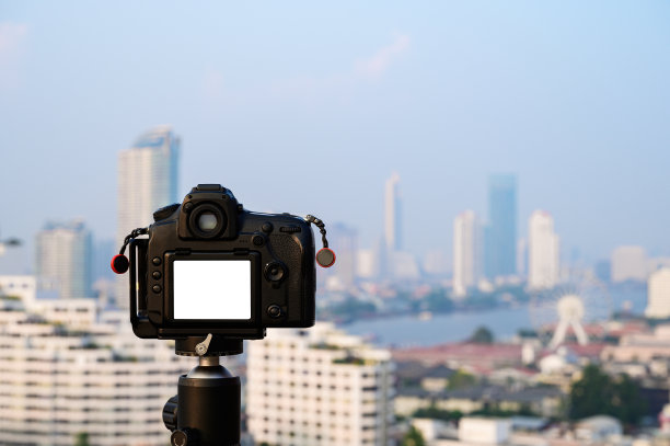 架在三脚架上的数码相机，可以拍摄显示白底或实时画面的东西图片下载