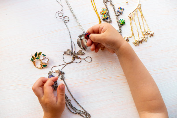 孩子们的手在白色背景上玩着夏日的亮灯。女性幸福的概念图片下载