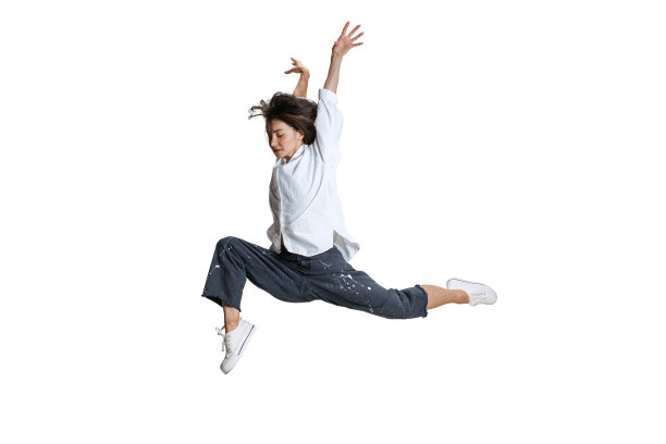 身着休闲装的年轻女子在白色背景下动态地孤立着。艺术，运动，行动，灵活性，灵感概念。图片下载