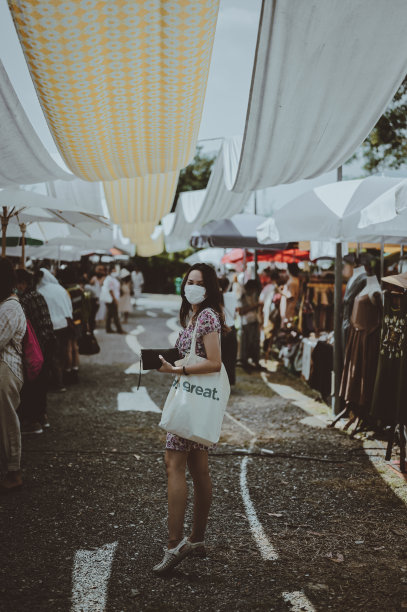 年轻女子在泰国北部清迈的街市购物和旅行的系列照片图片下载