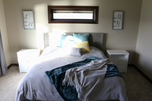 温暖的阳光射入主卧图片下载