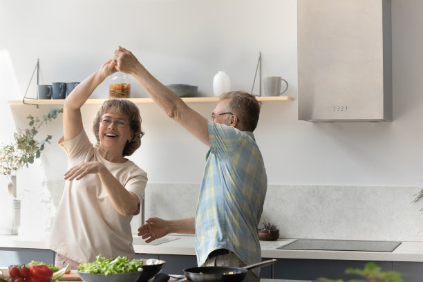 快乐的退休老人和老妻子跳舞。图片下载