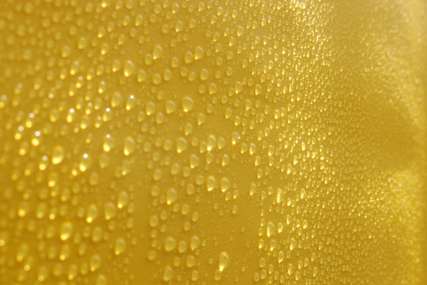 淡水滴和黄色背景图片下载