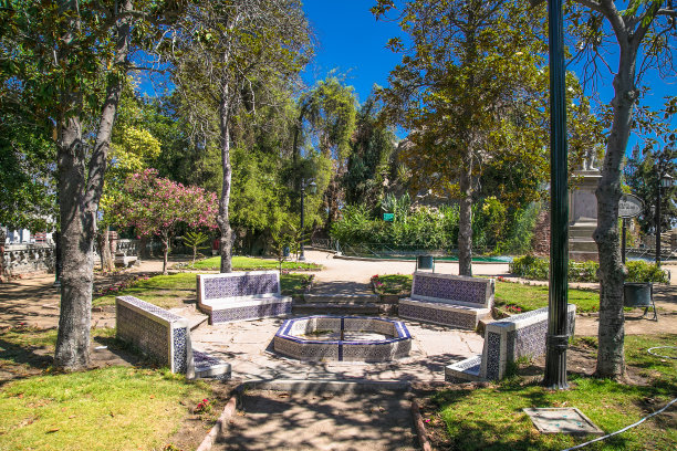 智利圣地亚哥的圣卢西亚山公园。图片下载