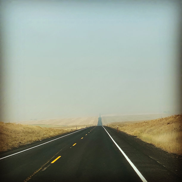 烟雾缭绕的天空图片下载