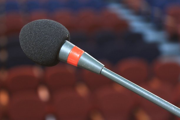 空礼堂中的麦克风图片下载