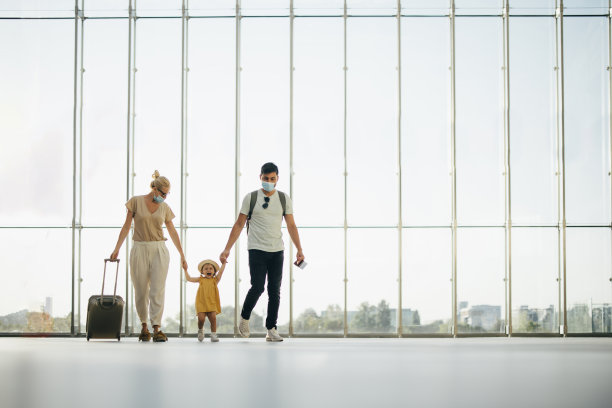 爱家人在冠状病毒大流行期间一起旅行图片下载