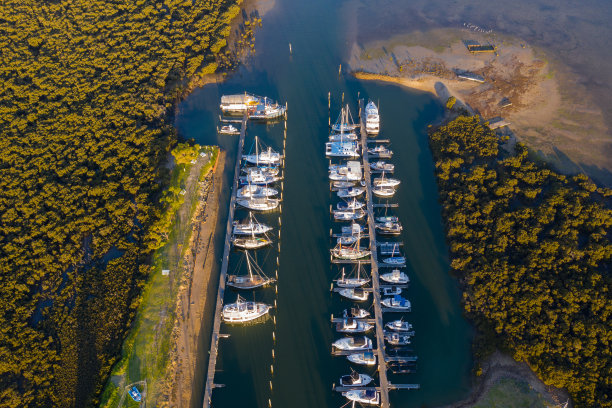 停泊在莫宁顿半岛航拍上的船只图片下载