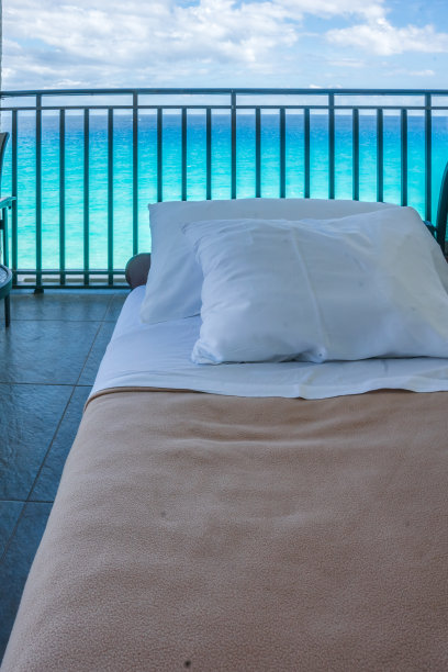 墨西哥坎昆-海景度假酒店阳台上的床图片下载
