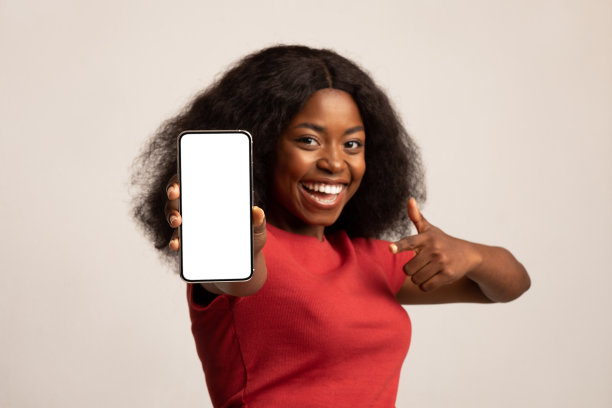 快乐的黑人女性手拿白屏指着智能手机图片下载