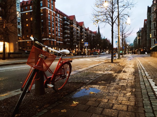 红色的自行车在街上图片下载