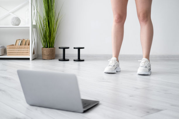 在线健身运动女性家庭健身房健康图片下载