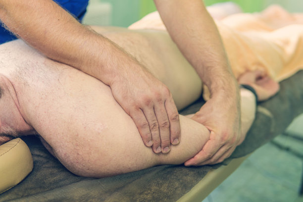 男士在背部进行深层组织按摩。一名男子正在预约理疗师。治疗颈、背、肩疾病图片下载