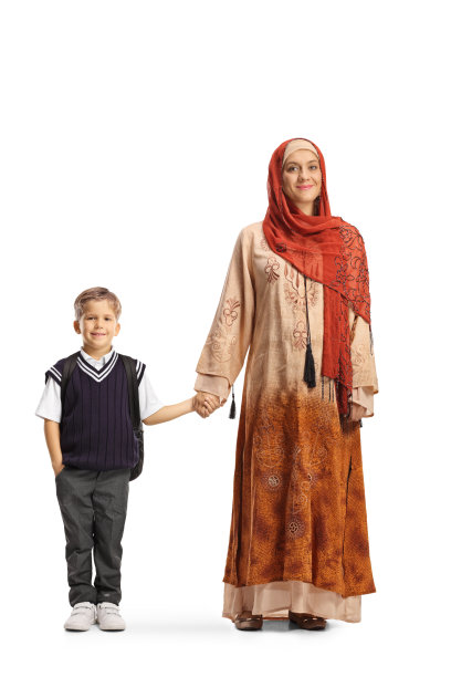 一个阿拉伯妇女的全身画像，戴着头巾，手牵着手图片下载
