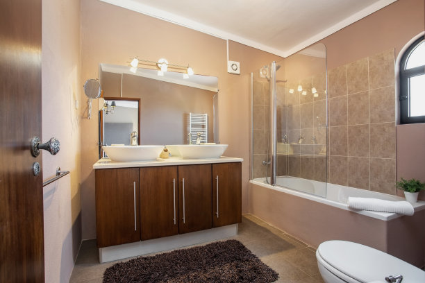 现代传统浴室，配有卫生间、浴缸、瓷砖。干燥,毛巾,图片下载