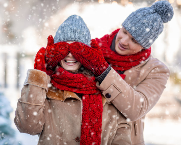 英俊的男人给他的女人带来惊喜，冬季拍摄图片下载
