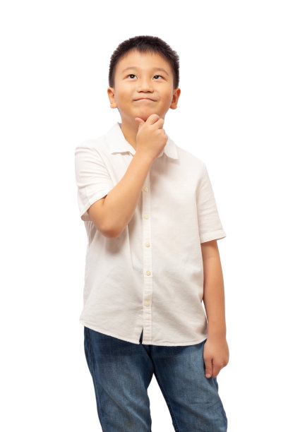 孩子抬起头，手放在下巴上思考图片下载