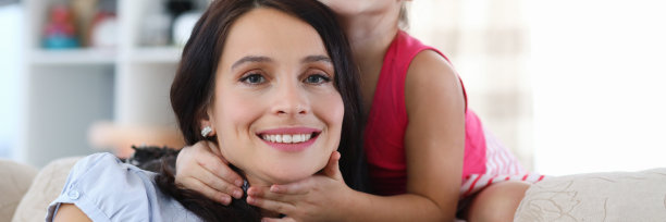 母亲和女儿在一起图片下载