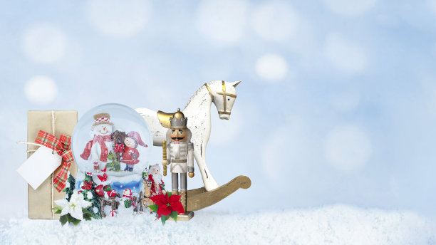 圣诞玩具和礼物放在雪地上图片下载