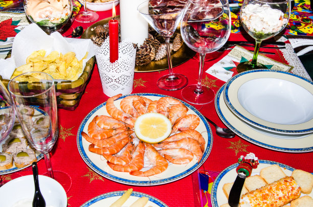 在感恩节，圣诞节的餐桌上图片下载