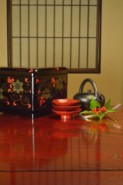 用Ju-Bako和清酒杯庆祝新年图片下载