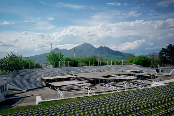 空旷的音乐会坐落在一个露天公园里图片下载