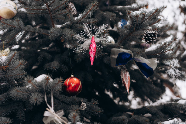 用玩具和花环装饰的圣诞树特写，假日地点，选择性聚焦，照片中的噪音和纹理图片下载
